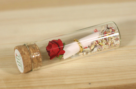 Quà tặng bạn trai  với lời nhắn và hoa hồng bất tử trong chai